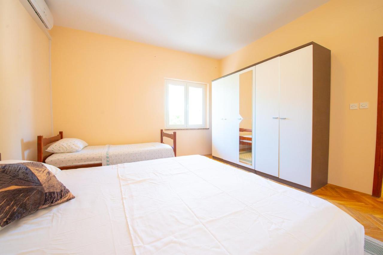 Apartments Facini Košljun Exteriör bild
